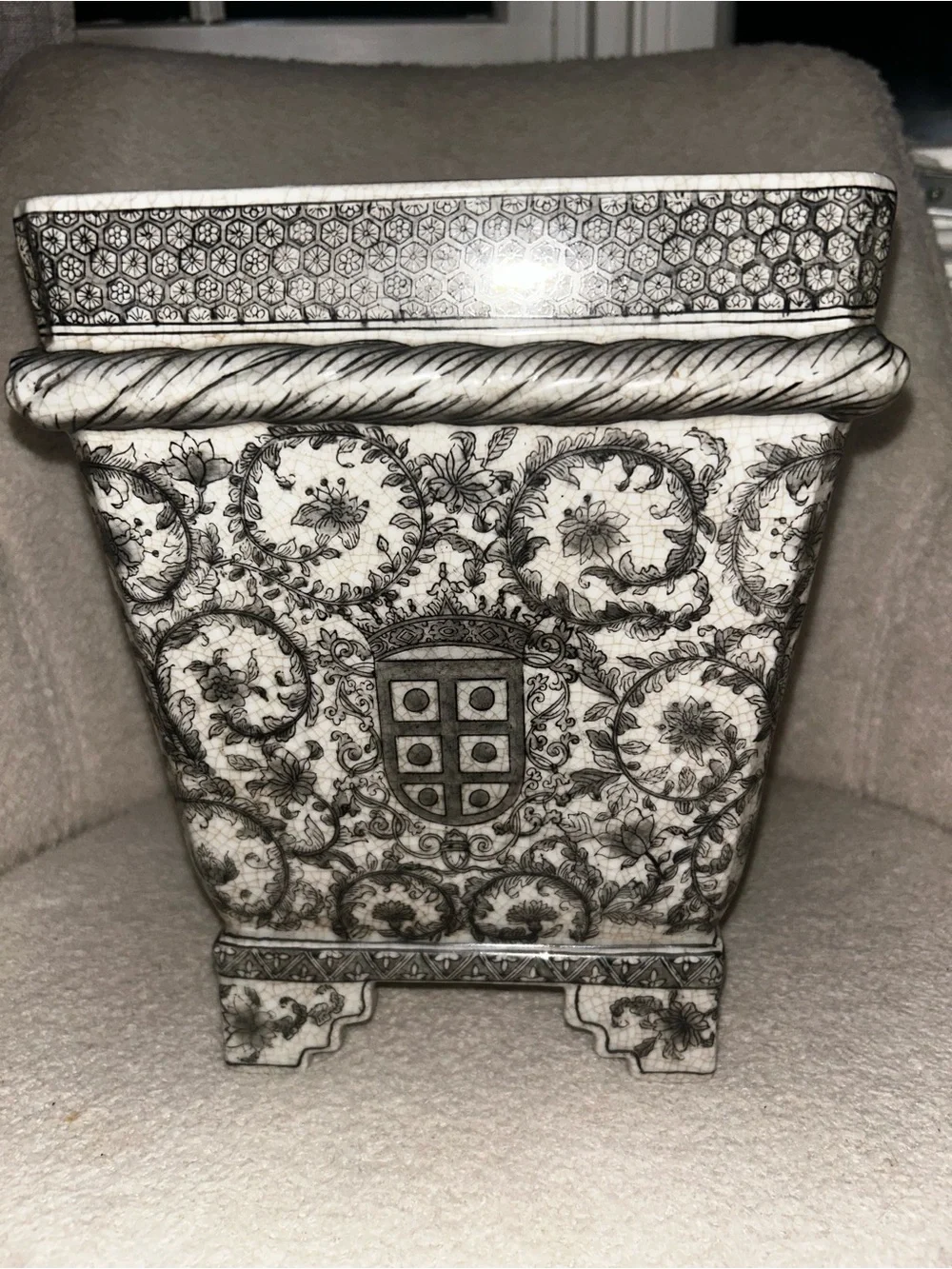 United Wilson JUWC 1897 Crest & Floral Scrollwork Square Footed Cachepot – Chin